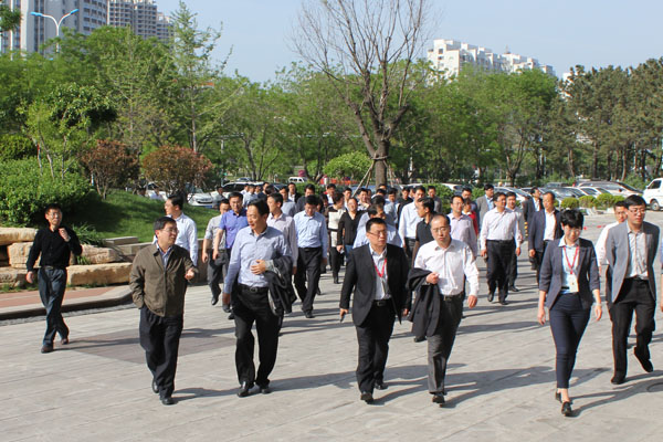 威海市鎮(zhèn)街道黨委書記參觀團考察聯(lián)橋集團