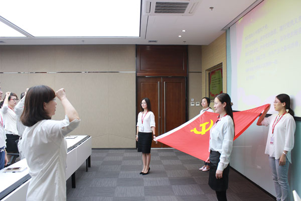 聯(lián)橋集團黨委舉辦“兩學(xué)一做”專題黨課培訓(xùn)