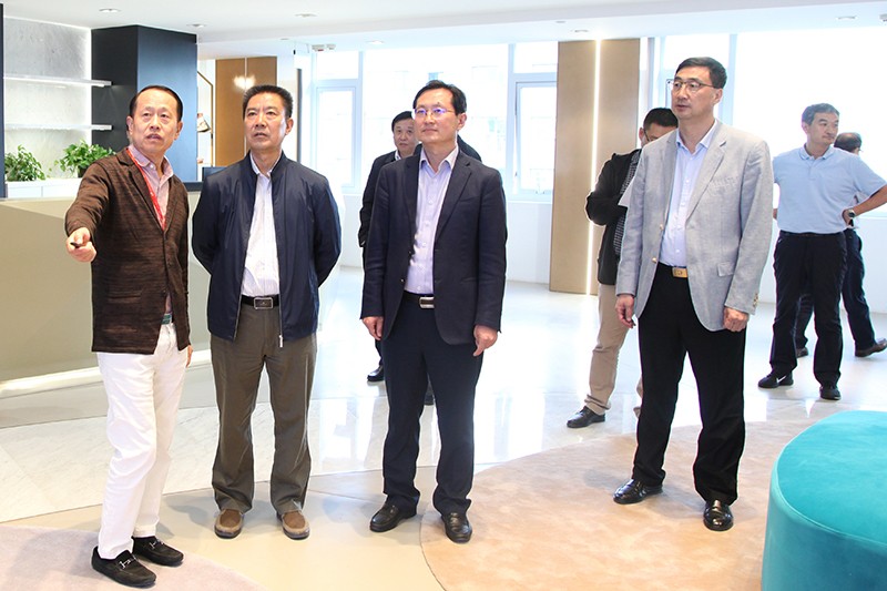 山東省新舊動能辦副主任陳清華到聯(lián)橋集團調(diào)研
