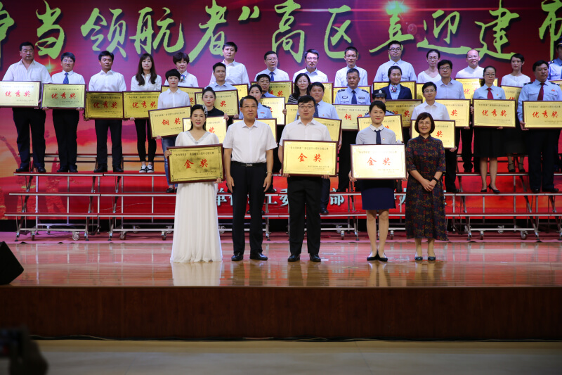 聯(lián)橋藍(lán)色暢想合唱團高區(qū)喜迎建市30周年合唱比賽榮膺桂冠