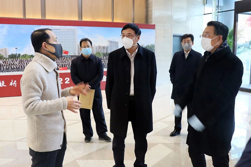 威海市委書記王魯明到聯(lián)橋集團調研疫情防控工作(圖1)
